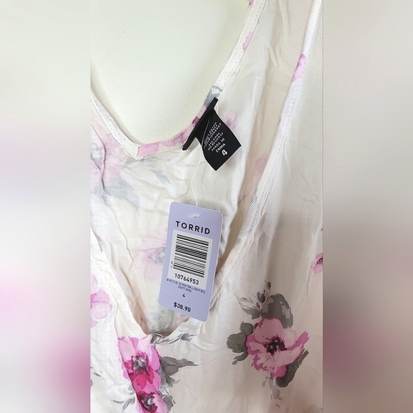 NWT Torrid Floral Cross Back Short Sleeve Blouse, Size 4 - Picture 4 of 4